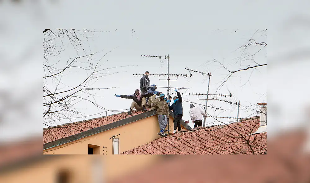 Rebelión. Detenidos protestan en los techos de la prisión de San Vittore en Milán pidiendo una amnistía debido a la emergencia sanitaria que generó el virus. Foto: EFE. Rebelión. Detenidos protestan en los techos de la prisión de San Vittore en Milán pidiendo una amnistía debido a la emergencia sanitaria que generó el virus. Foto: EFE.