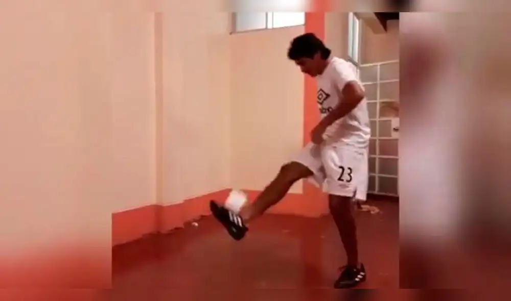 "Flaco" Sánchez se unió a la fiebre por las pataditas usando papel higiénico.