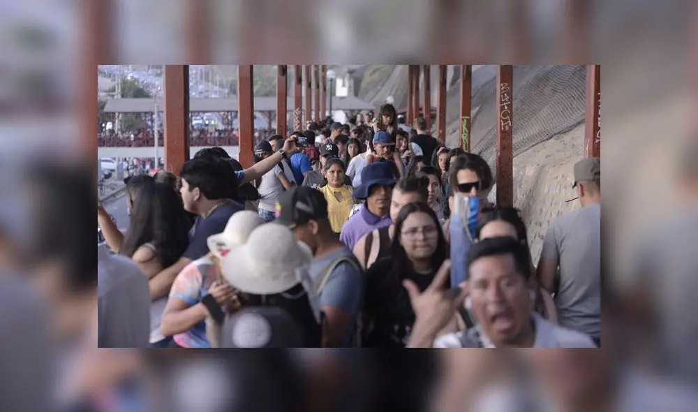 Algunas personas aseguraron que se demoraron en cruzar el puente hasta una hora. (Foto: Javier Quispe / La República) Algunas personas aseguraron que se demoraron en cruzar el puente hasta una hora. (Foto: Javier Quispe / La República)