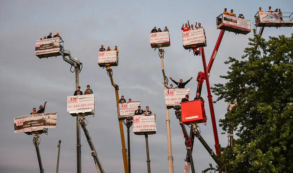 Los hinchas del Motor Lublin, equipo de motociclismo polaco, se las ingeniaron para no perderse la carrera. Foto: Twitter.