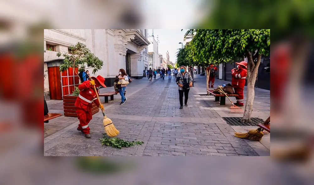 Son 125 trabajadores de limpieza que piden mejores implementos. Son 125 trabajadores de limpieza que piden mejores implementos.