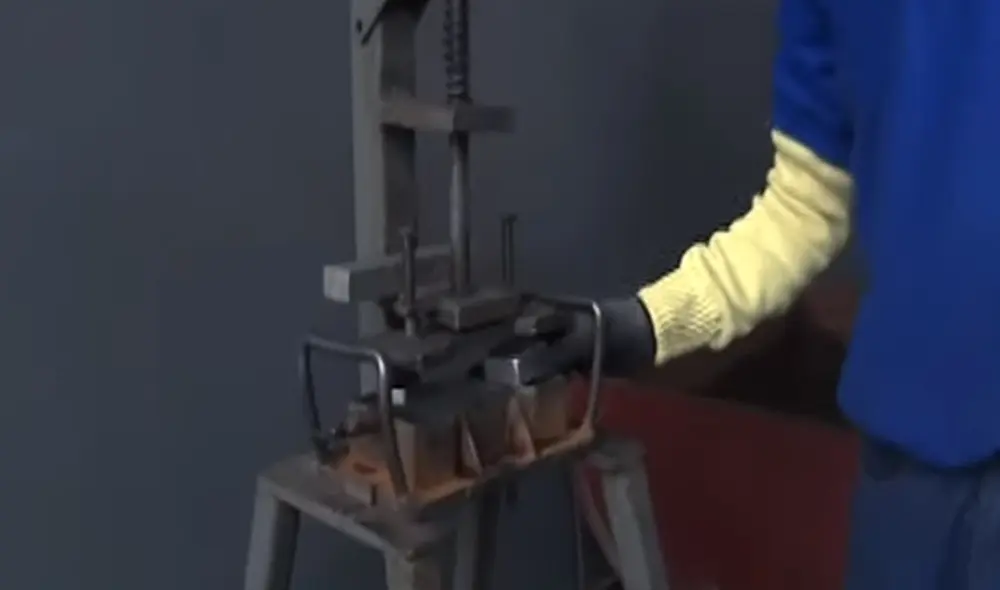 Cerca de 40 ladrillos son elaborados en una hora.