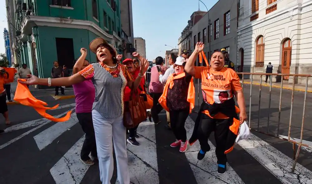Simpatizantes fujimoristas en los exteriores de la sede judicial. Foto: Melissa Merino.