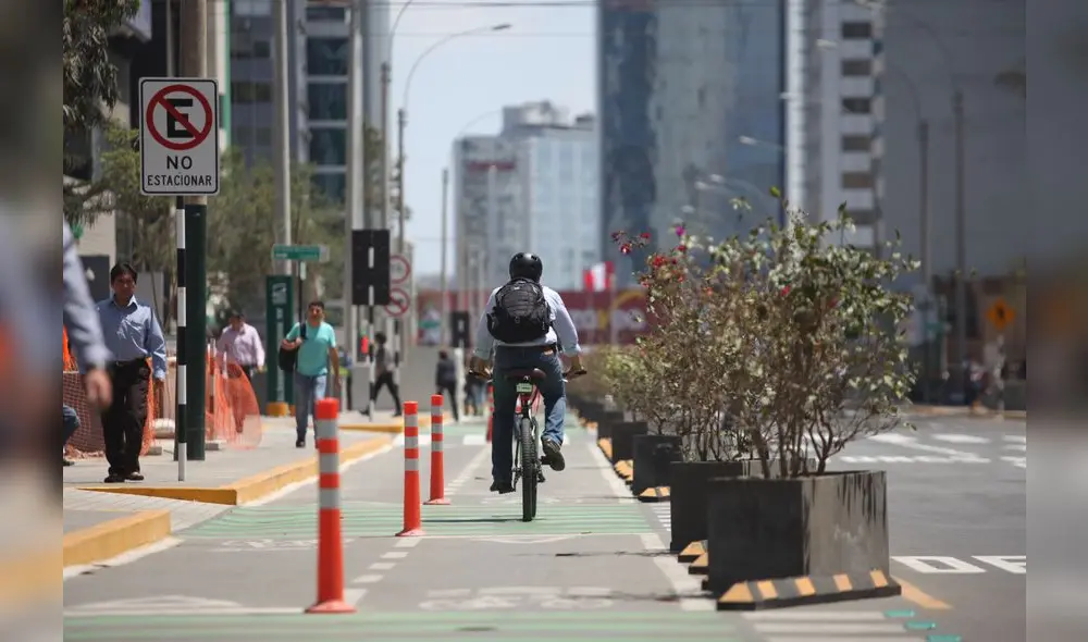 Según el observatorio Lima Cómo Vamos el 75% de limeños se movilizan en transporte público. La bicicleta está llamada a despoblar ese atolladero humano. Según el observatorio Lima Cómo Vamos el 75% de limeños se movilizan en transporte público. La bicicleta está llamada a despoblar ese atolladero humano.
