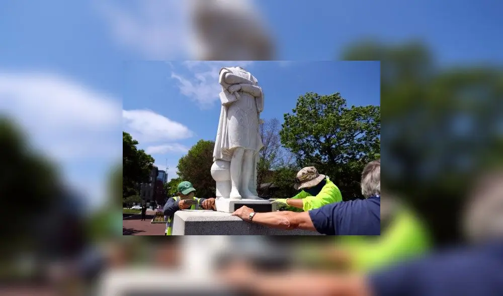 Trabajadores de Daedalus Inc. intentan quitar una estatua que representa a Cristóbal Colón. Foto: Tim Bradbury/AFP. Trabajadores de Daedalus Inc. intentan quitar una estatua que representa a Cristóbal Colón. Foto: Tim Bradbury/AFP.