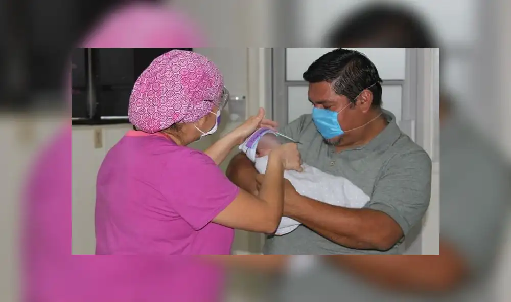 El menor salió del nosocomio en brazos de su padre. Fuente: IMSS.