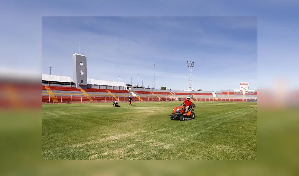 Cortan el pasto para que la cancha esté en óptimas condiciones