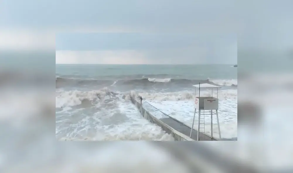 YouTube: hombre intentó desafiar un fuerte oleaje pero terminó haciendo el ridículo YouTube: hombre intentó desafiar un fuerte oleaje pero terminó haciendo el ridículo