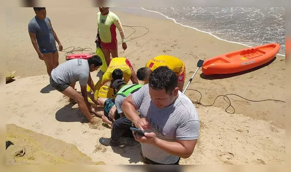 Policías ingresaron al mar de Ite para rescatar a pescador. Foto: PNP