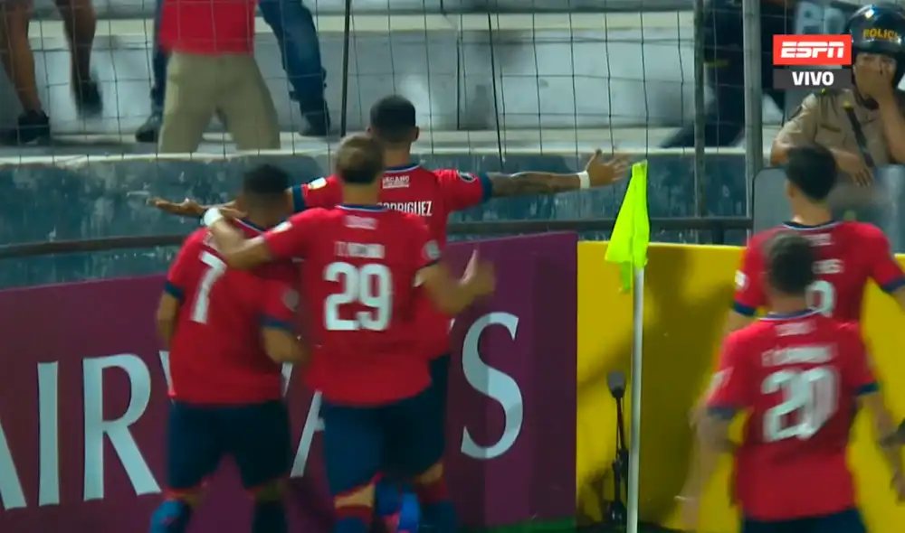 Policía instalado en la tribuna oriente se burló del gol tempranero que recibió Alianza Lima en su debut en la Copa Libertadores 2020. | Foto: ESPN Policía instalado en la tribuna oriente se burló del gol tempranero que recibió Alianza Lima en su debut en la Copa Libertadores 2020. | Foto: ESPN