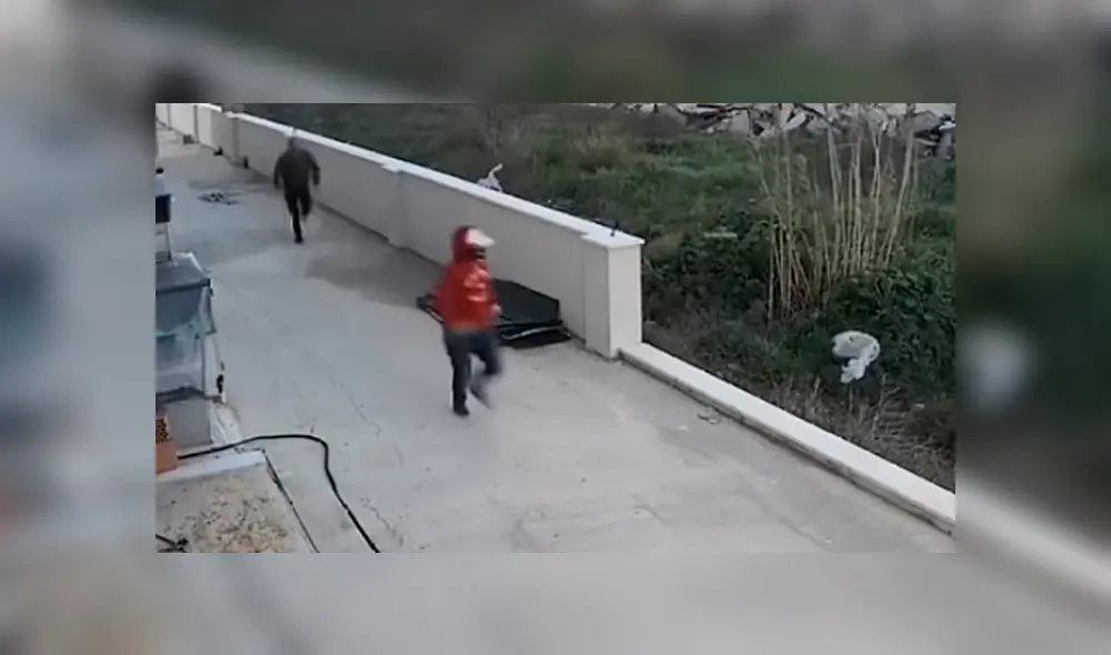 En YouTube se hizo viral la huida de un torpe ladrón al asustarse con su reflejo.