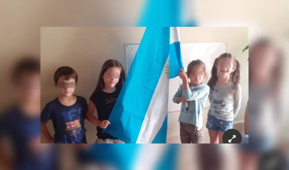 Sus hijos le pidieron desde el primer día, formar filas e izar la bandera como lo hacían en el colegio. (Foto: Facebook)