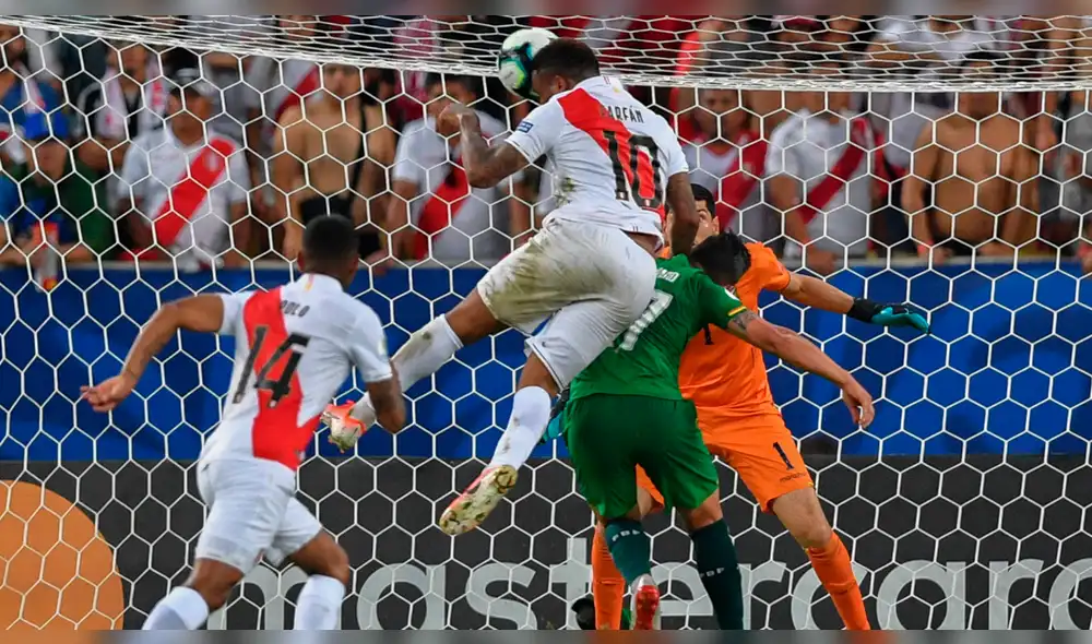 Luis Suárez llenó de elogios a Jefferson Farfán y la selección peruana.