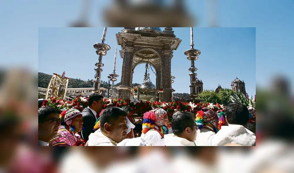 La carroza que lleva al Santísimo Sacramento en el Corpus Christi