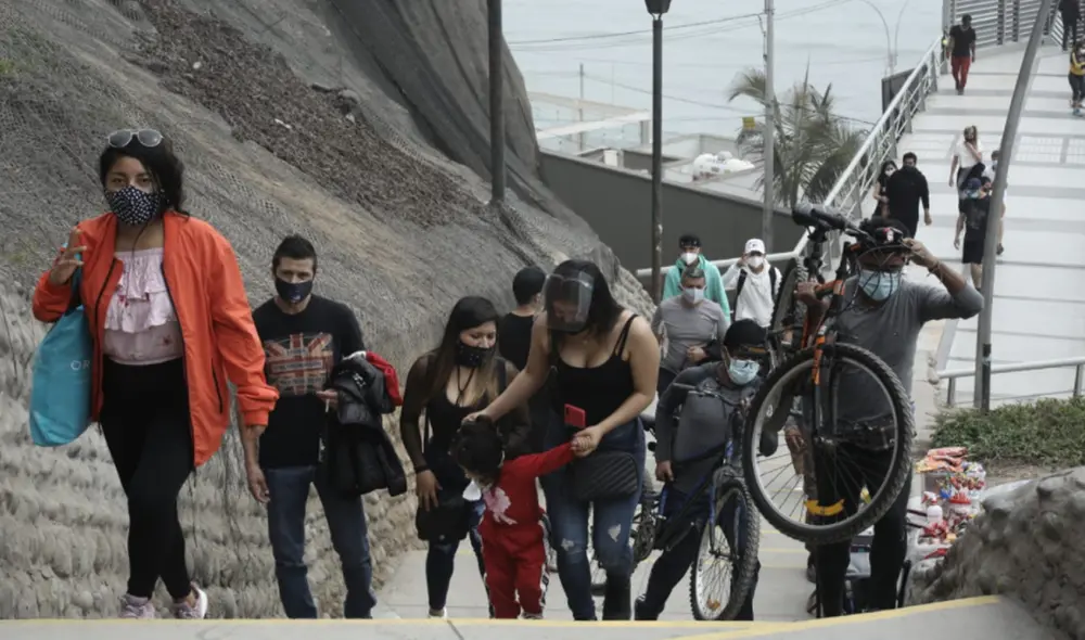 Entre adultos y menores de edad, decenas acudieron a playas, pero algunos sin tomar las precauciones del caso. Foto: Jhon Reyes / La República