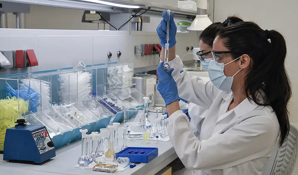 Científicos trabajan en un laboratorio de una compañía farmacéutica. | Foto: Louisa Gouliamaki / AFP