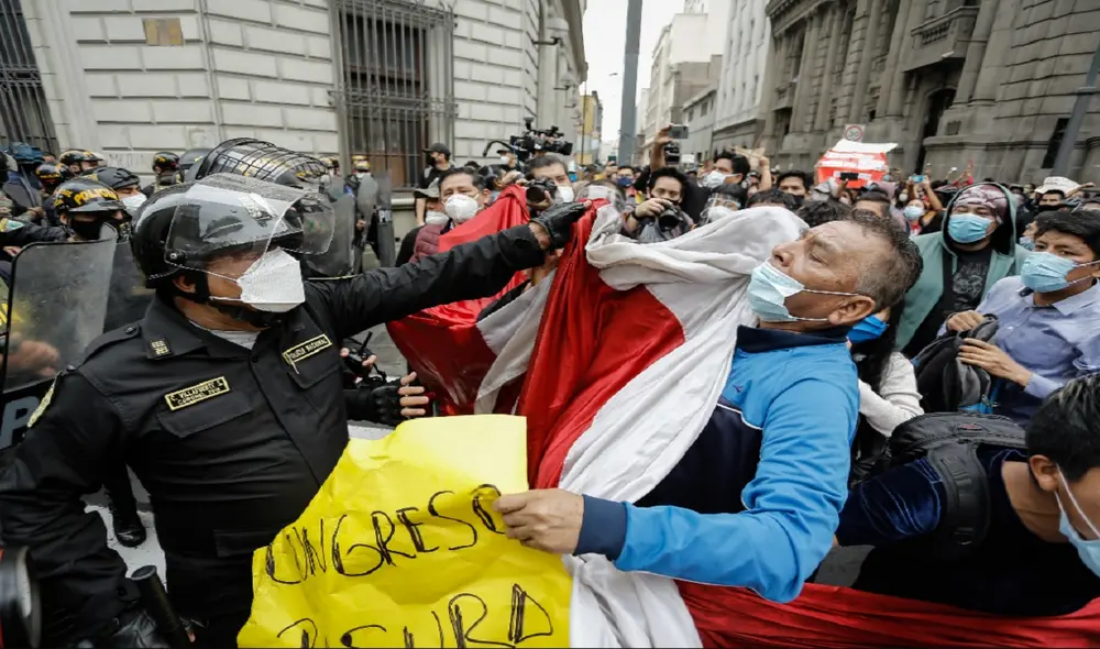 Cada vez hay mayores protestas en Lima y otras ciudades, mientras aumenta también el despliegue policial. Foto: Antonio Melgarejo Yaranga/La República Cada vez hay mayores protestas en Lima y otras ciudades, mientras aumenta también el despliegue policial. Foto: Antonio Melgarejo Yaranga/La República