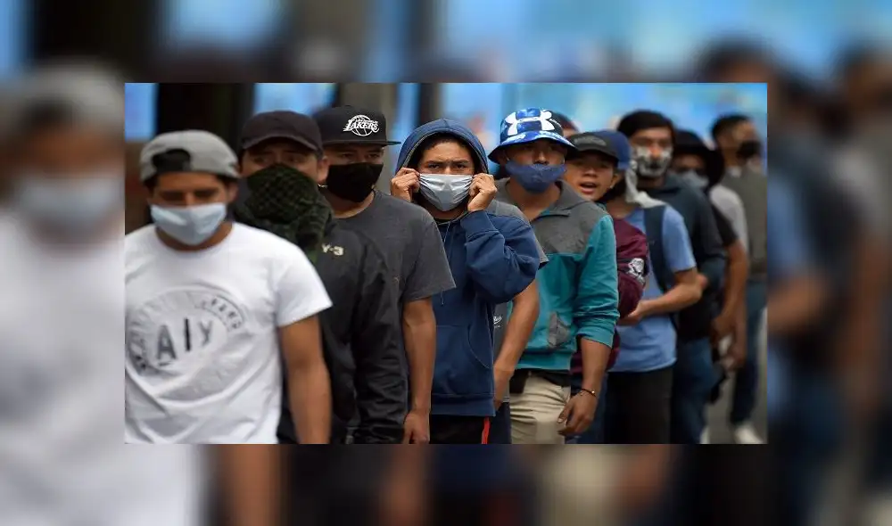 Teachers march during a protest against the new back-to-school plan and demanding a payment owed by the Federal government along Reforma avenue in Mexico City on August 19, 2020 amid the COVID-19 coronavirus pandemic. (Photo by ALFREDO ESTRELLA / AFP)