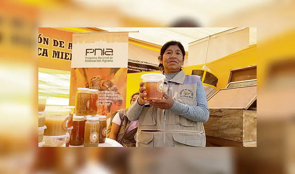 tacneño. En feria se oferta miel de abeja del valle de Locuma. tacneño. En feria se oferta miel de abeja del valle de Locuma.
