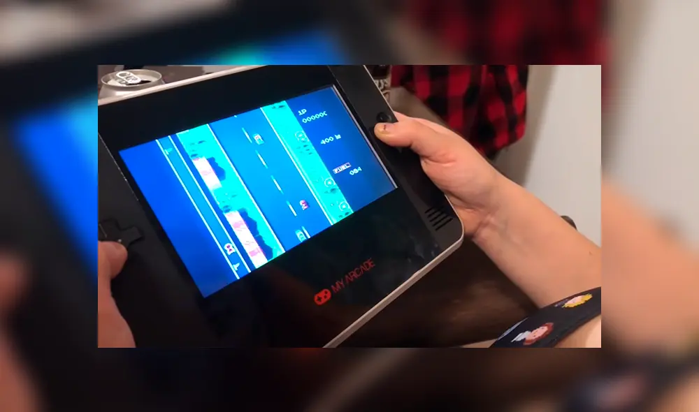 Retro Champ es la consola portátil que reproduce los cartuchos de juegos de NES y FAMICOM