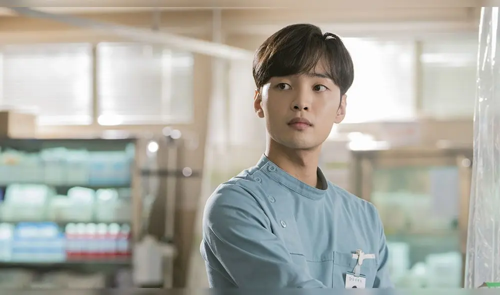 Kim Min Jae tiene 23 años. Su personaje es descrito como un joven responsable, justo y afectuoso. Kim Min Jae tiene 23 años. Su personaje es descrito como un joven responsable, justo y afectuoso.