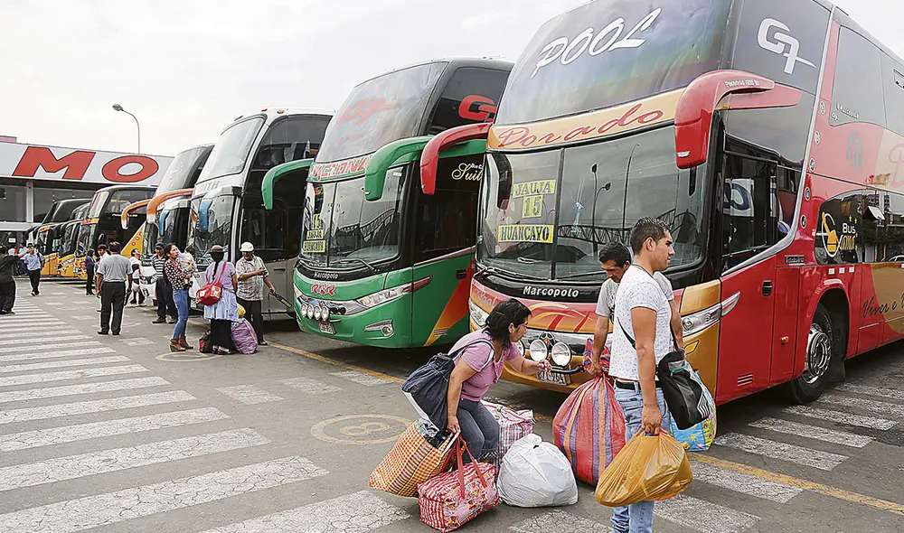 Tienen pérdidas. Las empresas formales de buses sufren la competencia desleal que hacen los autos colectivos, pues recorren sus mismas rutas. Foto: difusión Tienen pérdidas. Las empresas formales de buses sufren la competencia desleal que hacen los autos colectivos, pues recorren sus mismas rutas. Foto: difusión