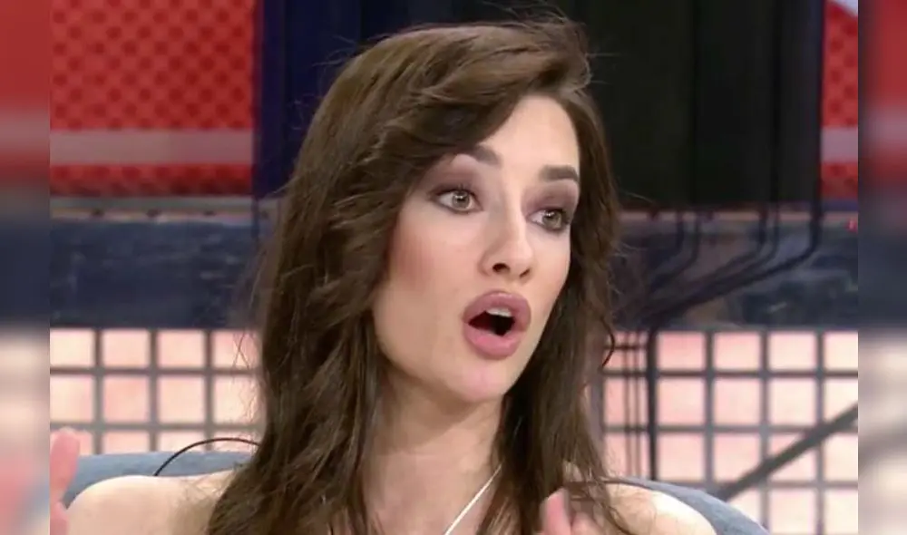 Adara Molinero en el momento en que Marta llama al programa. Foto: Telecinco.