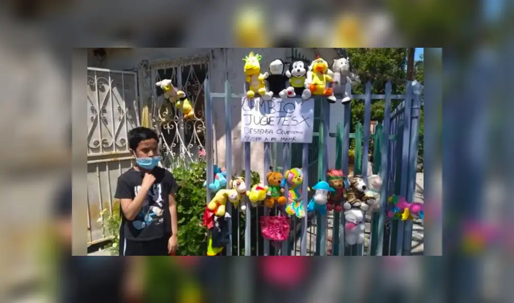 Niño de Tijuana intercambia sus juguetes por una despensa para su mamá. Foto: Alexandra Mendoza.