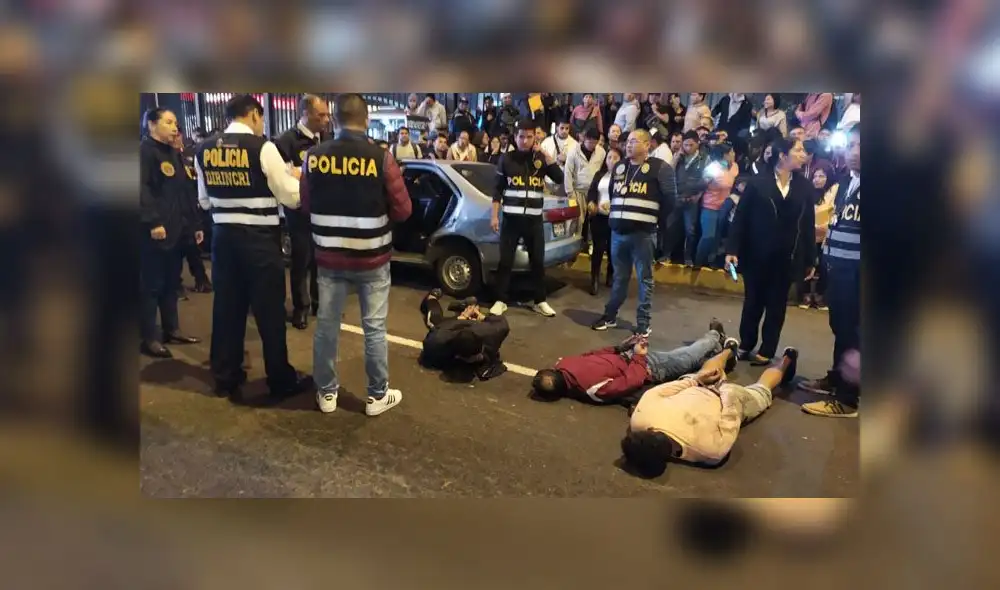 Delincuentes circulaban cerca al centro financiero de Fiori con actitud sospechosa y al negarse a identificarse, la PNP procedió a intervenirlos (Foto: Christian Moreno / Grupo La República) Delincuentes circulaban cerca al centro financiero de Fiori con actitud sospechosa y al negarse a identificarse, la PNP procedió a intervenirlos (Foto: Christian Moreno / Grupo La República)