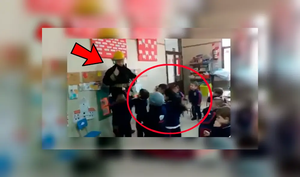 Bombero estaba dando una charla de su trabajo en un jardín de niños y los niños empezaron a reclamarle por haberles cortado la luz
