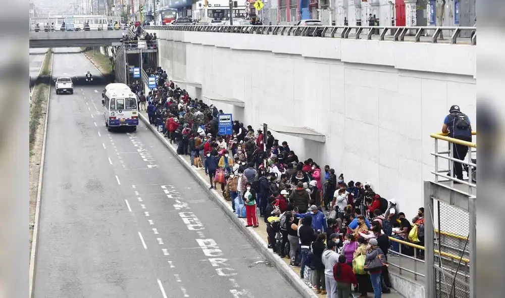 Reubicarán a comerciantes ambulantes que laboran en la av. Grau en parques zonales. Créditos: Flavio Matos / La República.