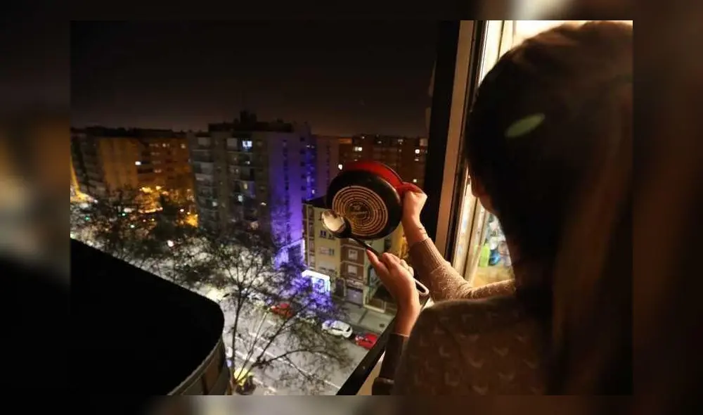 Ciudadanos españoles se manifestaron por medio de caceroladas para criticar el Gobierno de Pedro Sánchez. Foto: Internet. Ciudadanos españoles se manifestaron por medio de caceroladas para criticar el Gobierno de Pedro Sánchez. Foto: Internet.