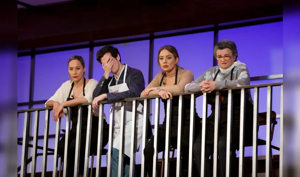 Los concursantes de Masterchef observando el momento en que Saray va entregar la perdiz sin desplumar. Foto: Difusión. Los concursantes de Masterchef observando el momento en que Saray va entregar la perdiz sin desplumar. Foto: Difusión.