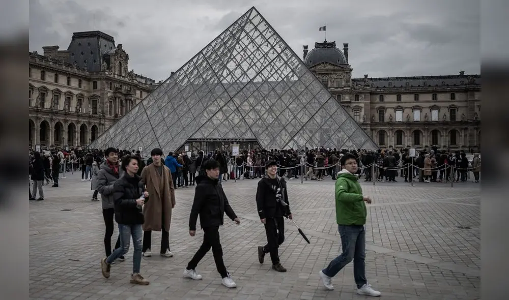 Reabre el Louvre con medidas de protección del personal ante el COVID-19. Foto: AFP.