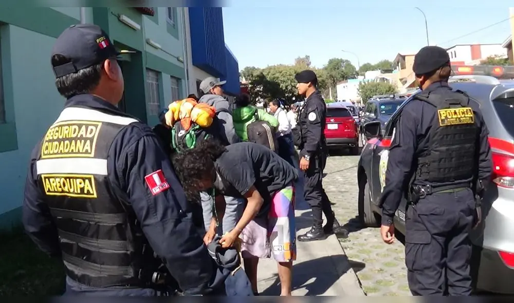 Arequipa: Detienen a ocho extranjeros que robaban mientras ofrecían sus productos [FOTOS y VIDEO]