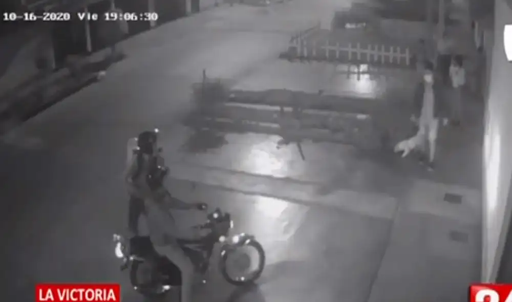 Testigos dijeron que uno de los ladrones llevaba la mochila de una empresa de reparto. Foto: Captura de 24 Horas