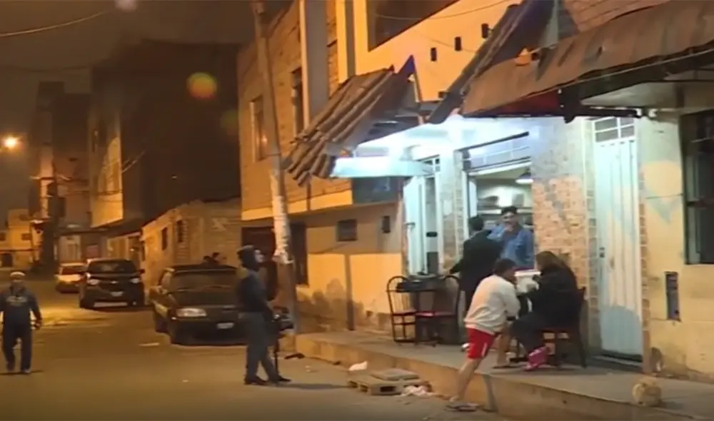 Los ladrones se hicieron pasar por comensales. Foto: Captura. Los ladrones se hicieron pasar por comensales. Foto: Captura.