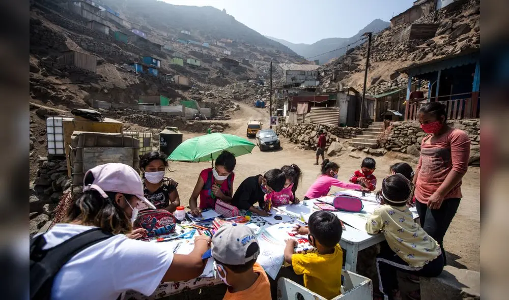 En el AAHH Segunda Casuarinas, en San Juan de Lurigancho, los vecinos han improvisado una escuelita al aire libre. Fotos: John Reyes. En el AAHH Segunda Casuarinas, en San Juan de Lurigancho, los vecinos han improvisado una escuelita al aire libre. Fotos: John Reyes.