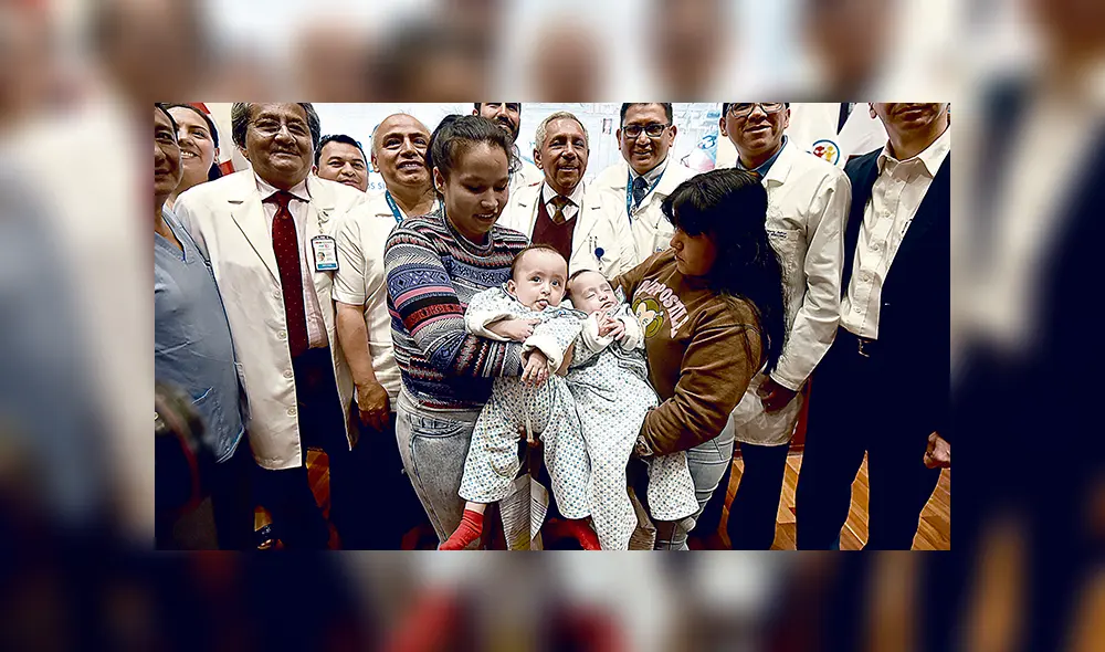 Todos juntos. Xiomara Morales esperó casi un año por este feliz momento. La acompañan los médicos que participaron en la delicada intervención para separar a los pequeños. (Foto M. Merino) Todos juntos. Xiomara Morales esperó casi un año por este feliz momento. La acompañan los médicos que participaron en la delicada intervención para separar a los pequeños. (Foto M. Merino)
