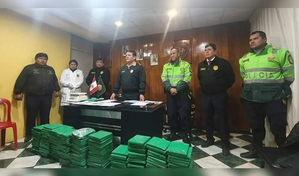 Encuentran 180 kilos de droga dentro de camión abandonado en Puno Encuentran 180 kilos de droga dentro de camión abandonado en Puno
