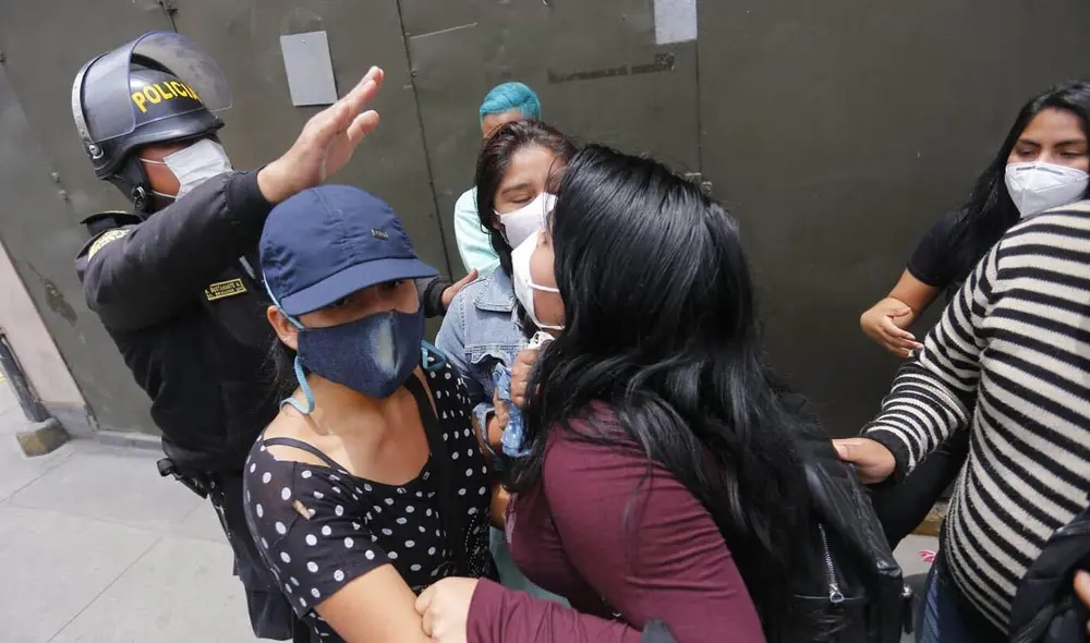 Estudiantes alzaron su voz de protesta, luego de que el examen virtual dejara fuera a más de 1.400 postulantes. Foto: Flavio Matos / La República