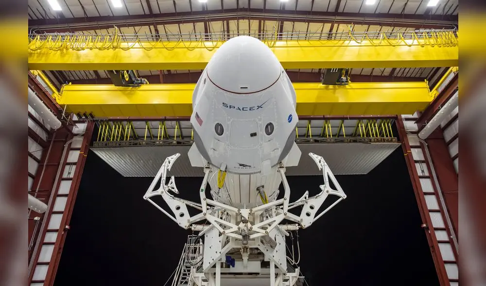 La espectacular Crew Dragon con el cohete Falcon 9 antes de su vuelo al espacio.