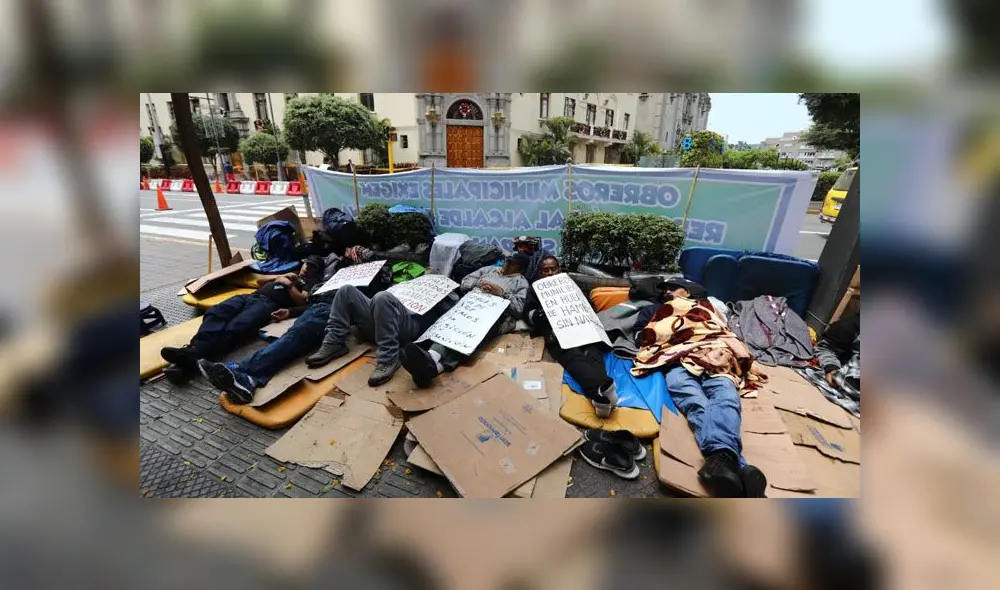 Exigencia. Extrabajadores de la municipalidad de Miraflores afirman que su despido fue injustificado, por lo que piden su reposición inmediata. (Foto: Jorge Cerdán / La República)