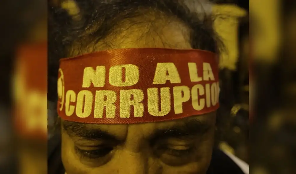 • LA CONSIGNA. "Eran las 11 de la noche. Vi al señor que estaba con la vincha que decía 'No a la corrupción' y me acerqué. Él estaba
parado en la Avenida Abancay y al fondo
estaba el Congreso. La frase en la vincha sintetiza la discusión de todos estos días. Y saqué al Congreso difuminado porque
es una manera de representar que está
desapareciendo, que ya no existe". (John
Reyes)