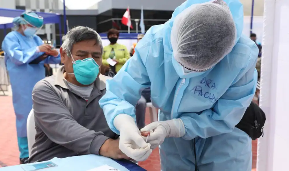 Médica realiza descarte de COVID-19 a adulto con prueba rápida. Foto: EsSalud