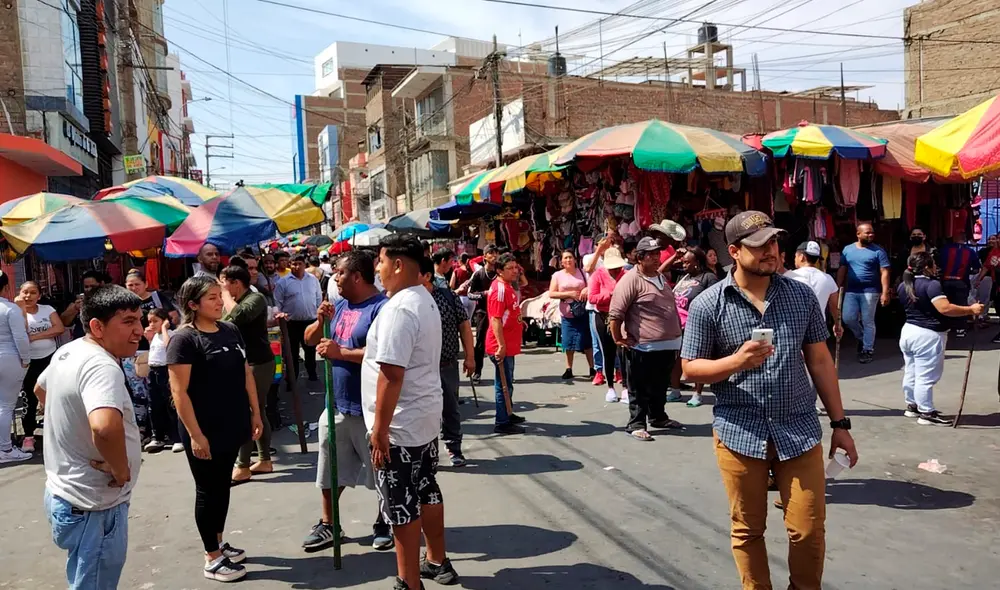 Los comerciantes han tomado palos de madera ante cualquier eventualidad. Foto: Y. Goicochea/URPI-LR