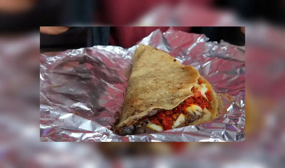 Desliza las imágenes para ver la reacción que tuvieron dos peruanos al probar la tlayuda, el plato que derrotó al ceviche. Desbalanceados/YouTube