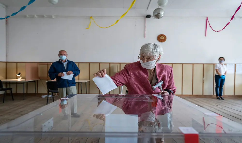 Los polacos apostaron por salir a votar, a pesar de la COVID-19, para decidir quién sería el jefe de Estado en los próximos años. Foto: AFP Los polacos apostaron por salir a votar, a pesar de la COVID-19, para decidir quién sería el jefe de Estado en los próximos años. Foto: AFP