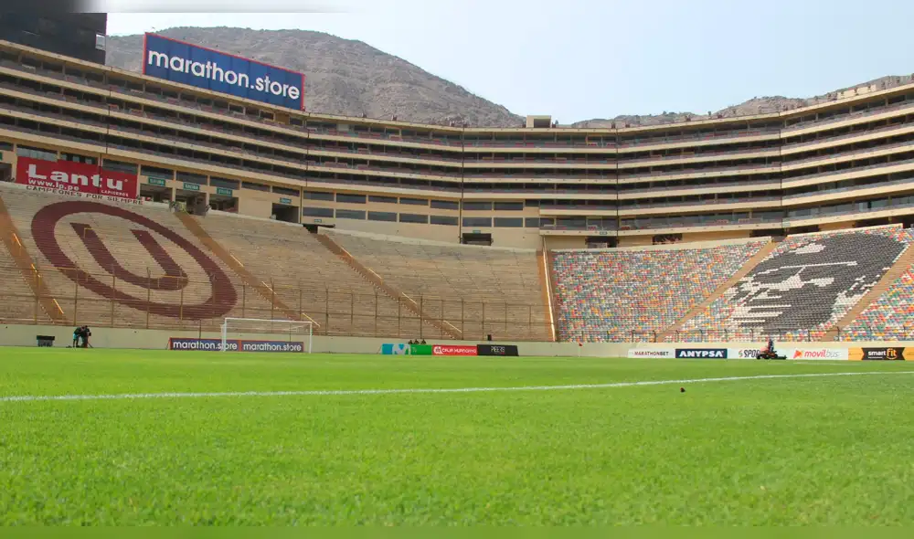 Hinchas de Universitario reclaman a grupo religioso por "borrar" su escudo de la tribuna [FOTO]