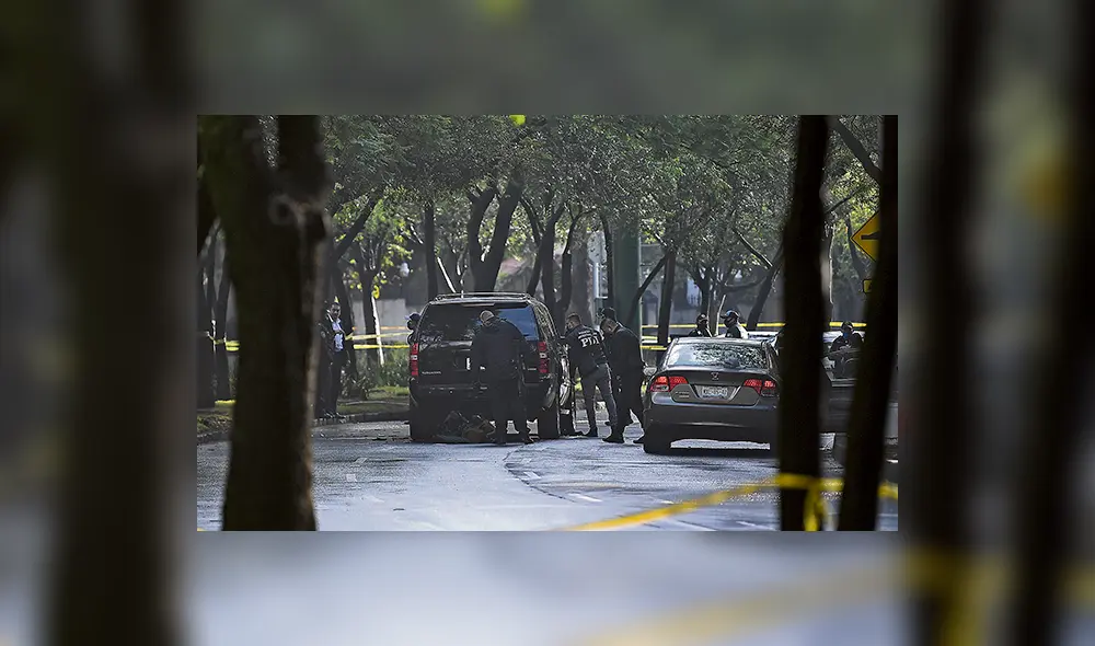 Control. Oficiales inspeccionan zona del atentado. Foto: AFP. Control. Oficiales inspeccionan zona del atentado. Foto: AFP.